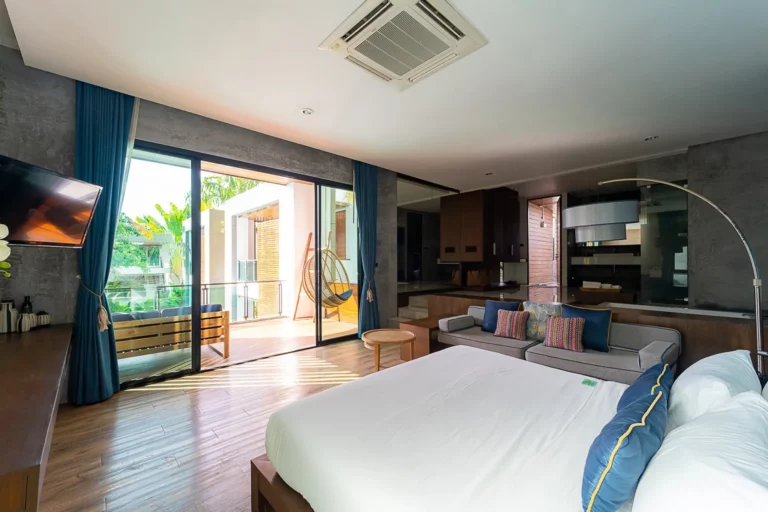 Luxury Junior Suite with Pool View and Bathtub